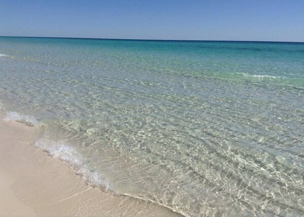 Sulla spiaggia, lettini da mare