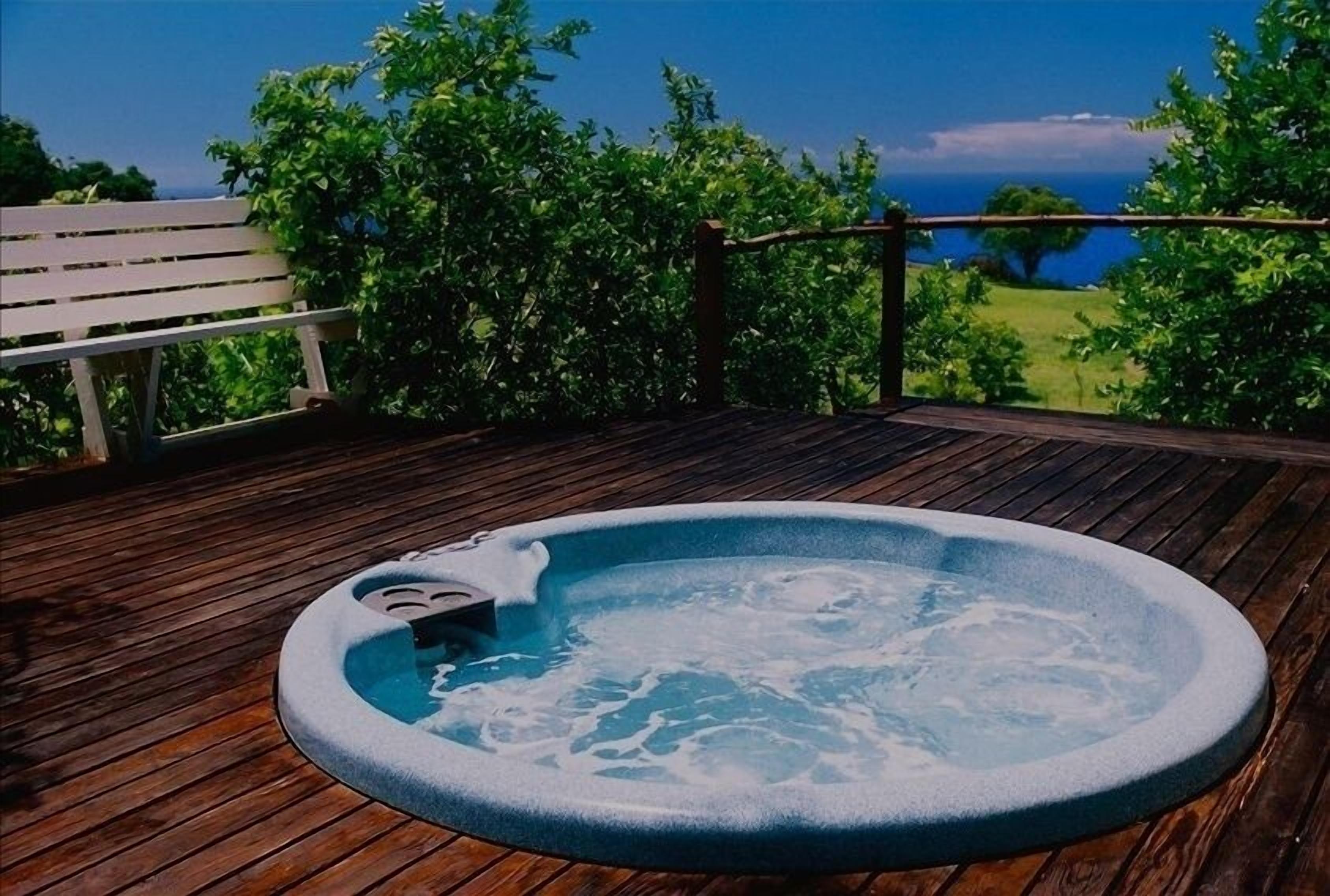 Banyera d'hidromassatge a l'aire lliure