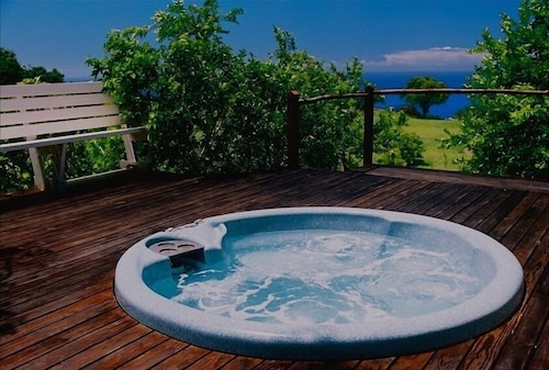 広大な海の景色を望む穏やかで復元されたプランテーションハウス