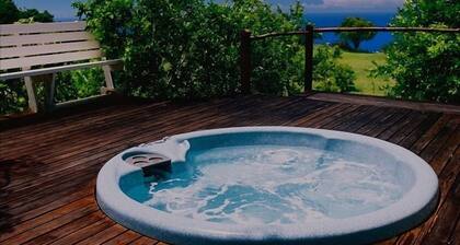 Rauhallinen, entisöity plantaasitalo, josta on laajat merinäkymät