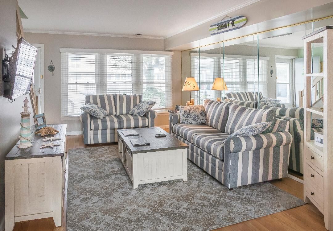 2 BR 2 Bath Condo W/ Pool Across from Beautiful Beach!