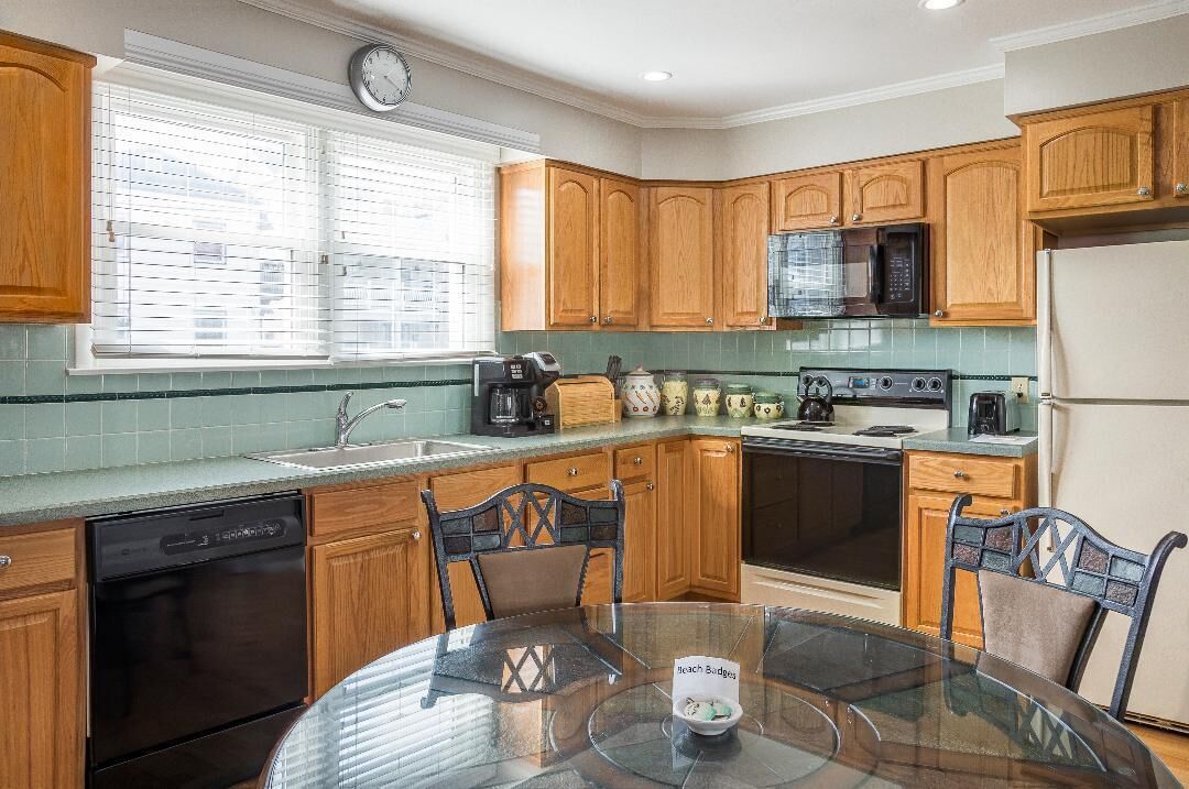 2 BR 2 Bath Condo W/ Pool Across from Beautiful Beach!