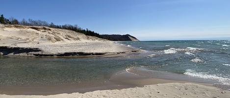 在海滩、沙滩椅