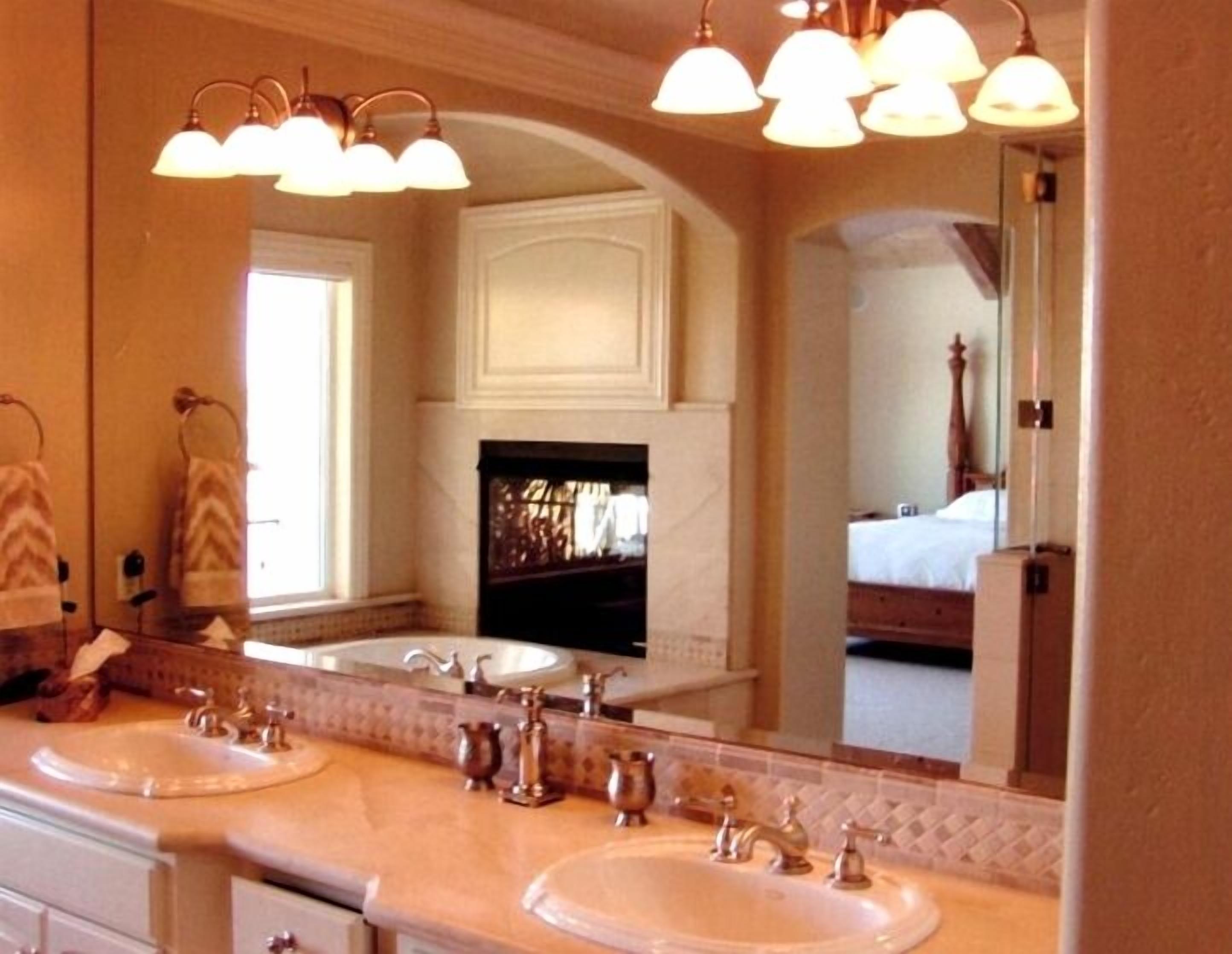 Luxurious Water Front Home (close to fast water)