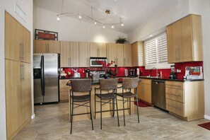 冷蔵庫、電子レンジ、オーブン、コンロ