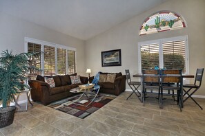 Smart TV, fireplace - Lakefront Luxury Home with a Heated Pool, close to Peoria Sports Complex  (Glendale)