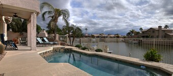 Maison de luxe au bord du lac avec un bateau ponton, piscine, à proximité du complexe sportif de Peoria 