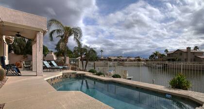 Järven rannalla sijaitseva ylellinen koti ponttoniveneellä, uima-allas, lähellä Peorian urheilukeskusta