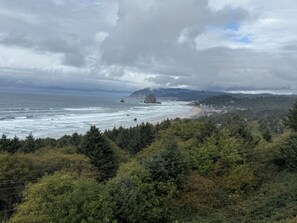 Ubicación cercana a la playa y tumbonas
