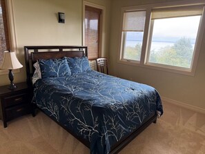 5 bedrooms, desk, iron/ironing board, travel cot