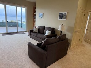 Smart TV, fireplace, DVD player, table tennis