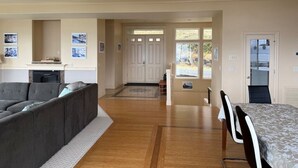 Interior - Cannon Beach Arch cape Luxury Vacation Home with Stunning Ocean View (Arch Cape)