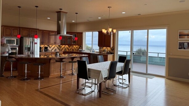 Dining - Cannon Beach Arch cape Luxury Vacation Home with Stunning Ocean View (Arch Cape)