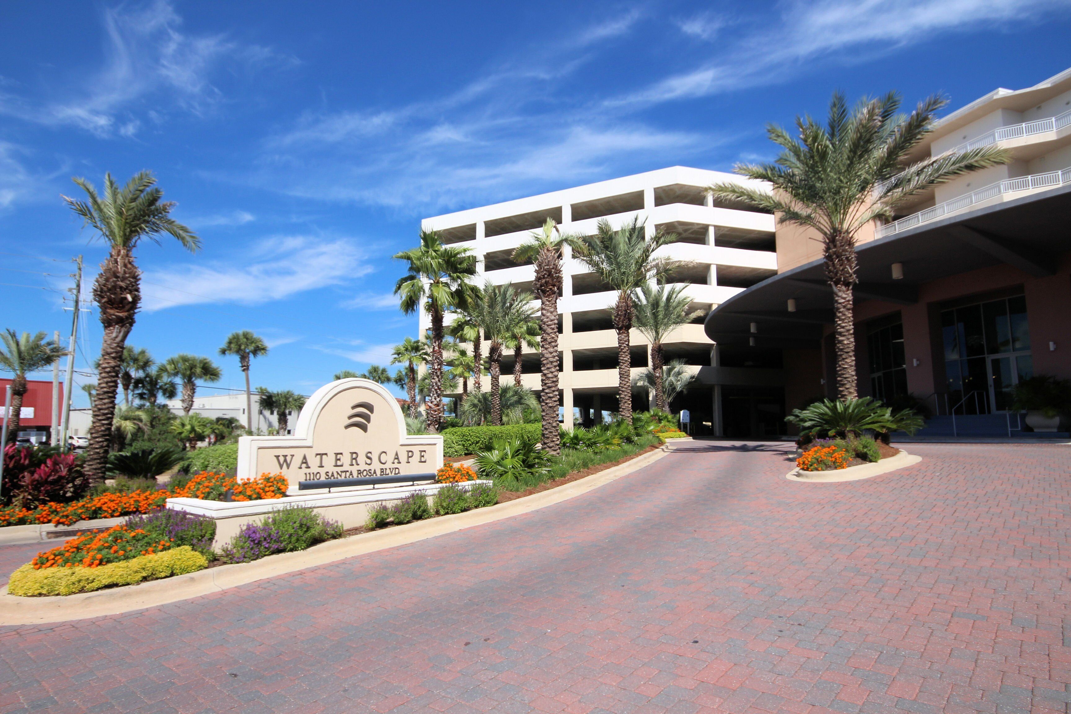 L'ingresso di un hotel con un cartello che recita "WATERSCAPE 1110 SANTA ROSA BLVD".