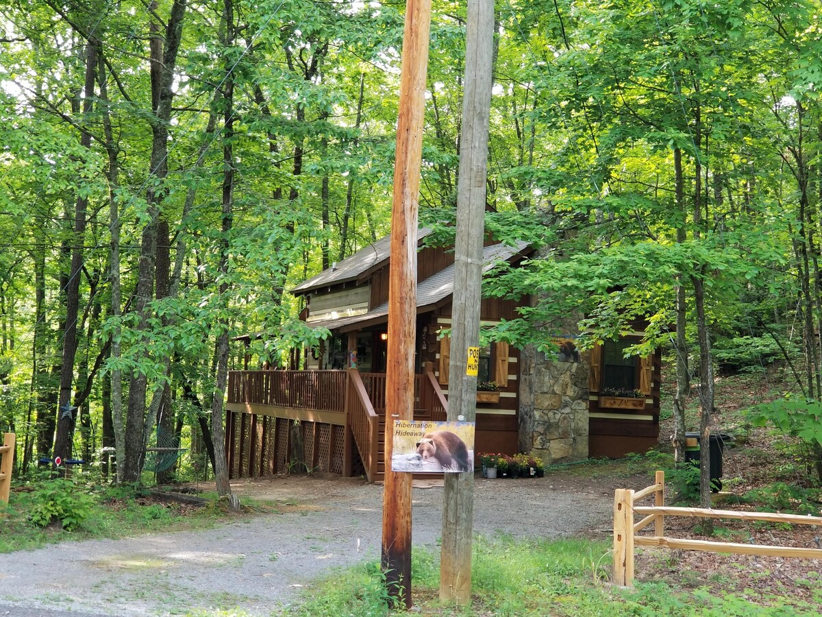 SPACIOUS FLAT YARD for pets & kids-PRIVATE COZY CABIN-Between Gburg & PF-Firepit