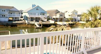 WATER FRONT, PRIVATE POOL, PET FRIENDLY, WIFI, ULKOINEN PARADISE!