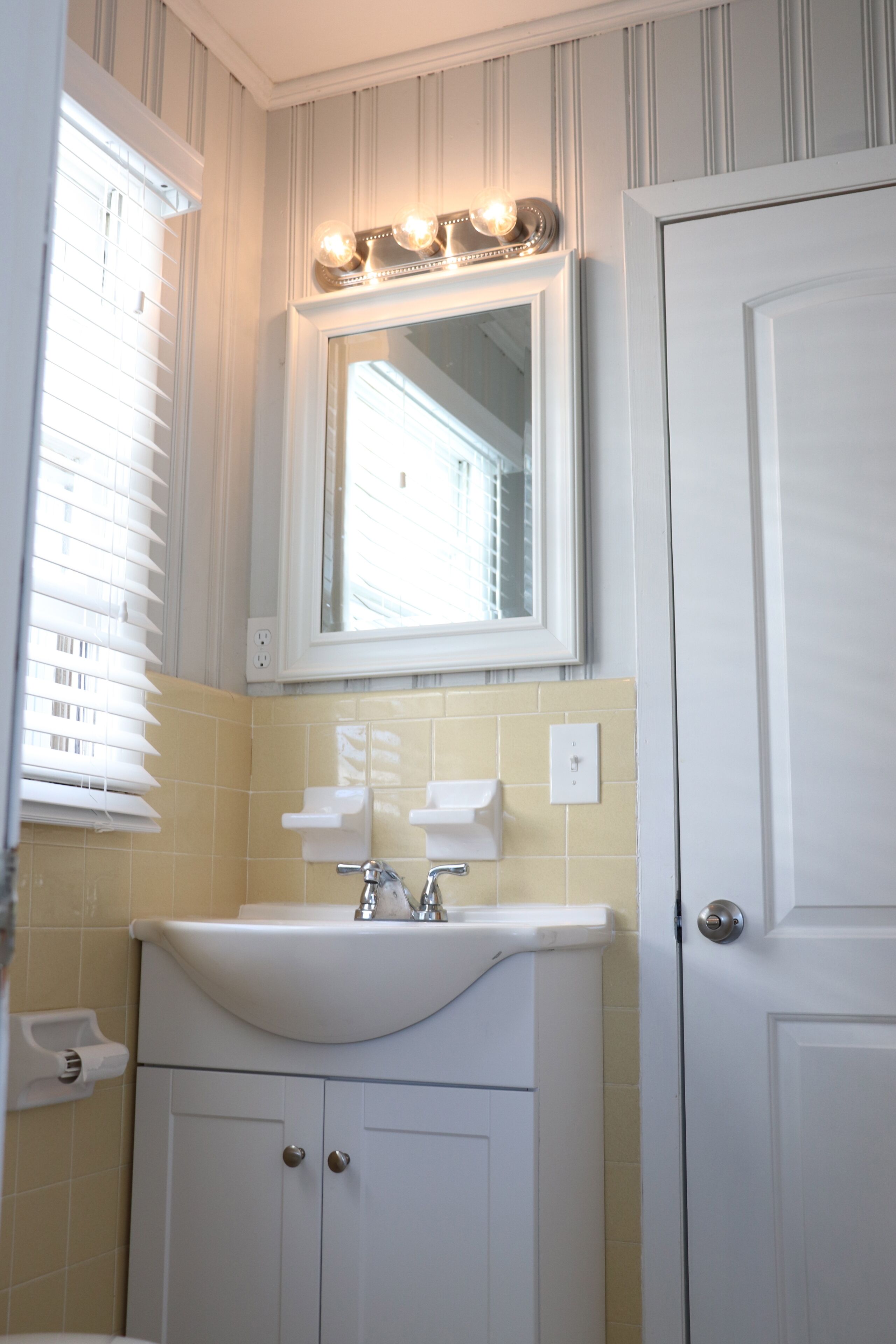 WATER FRONT, PRIVATE POOL, PET FRIENDLY, WIFI, OUTDOOR PARADISE!