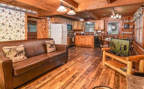 TV, fireplace, DVD player, table tennis - Time to Relax - 5 1/2 miles from the main strip, Pigeon Forge TN (Sevierville)