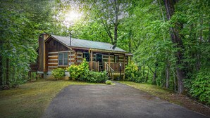 Eine rustikale Holzhütte mit Metalldach und Veranda.