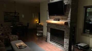 TV connectée, cheminée, jeux vidéo, lecteur de DVD