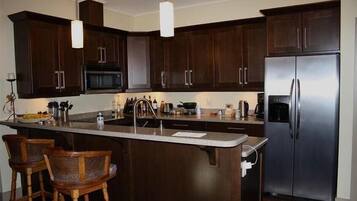 Kühlschrank, Mikrowelle, Ofen, Herdplatte