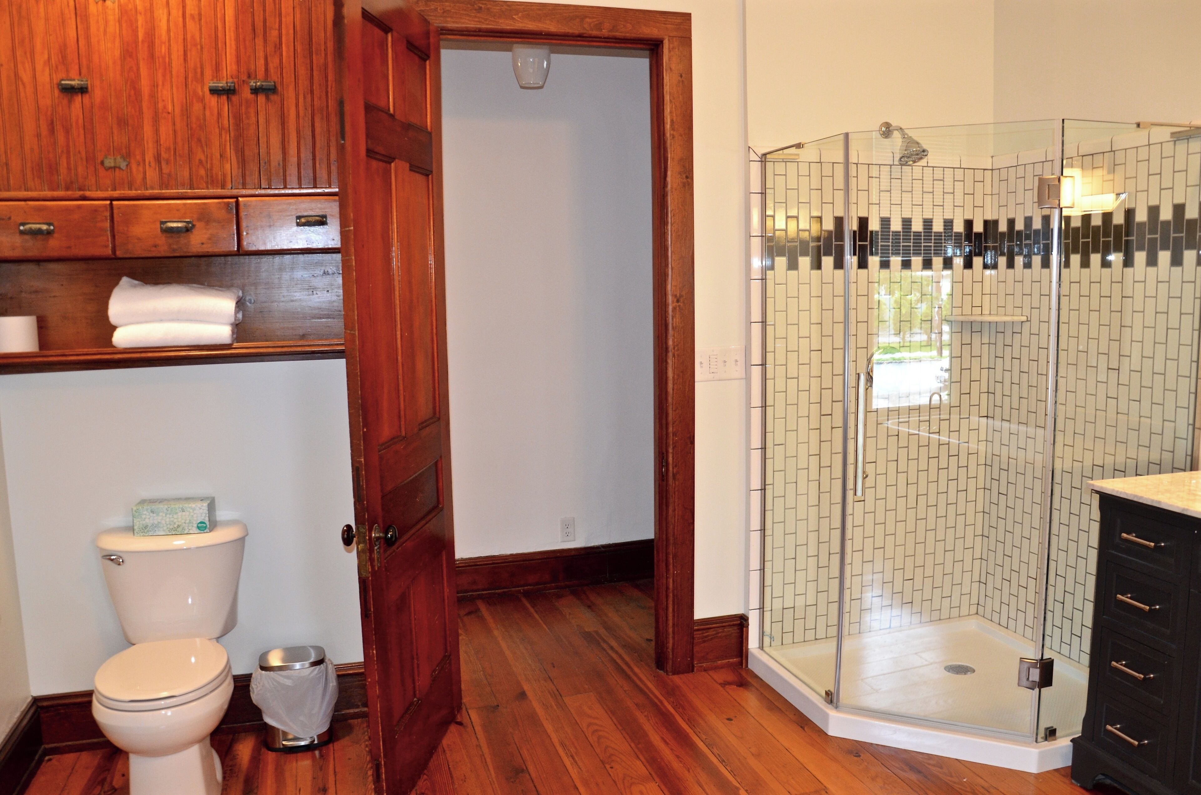 Badewanne, Haartrockner, Handtücher, Seife