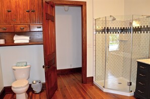 Badewanne, Haartrockner, Handtücher, Seife