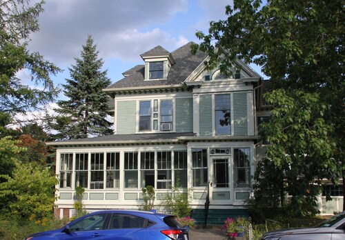 Newly renovated spacious Victorian! Perfect for large families or groups.