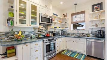 Kylskåp, mikrovågsugn, ugn och spishäll