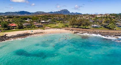 Hermosa cabaña estilo plantación nueva, a pasos de la playa de Poipu
