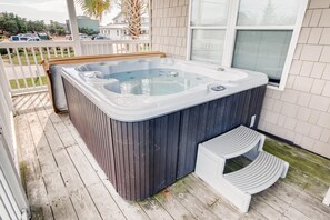 Outdoor spa tub - Oceanside Dog Friendly Home w/ Hot Tub, Game Room, and Beach Nearby (Salvo)