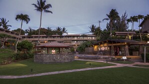 Hotel com área de piscina, mobiliário ao ar livre e um gazebo coberto.