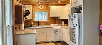 Renovated Cabin by the Lake!
