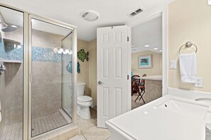 Shower, hair dryer, towels - Experience comfort in this 2-bedroom condo with a bonus room, perfect for 8 guests. (South Padre Island)