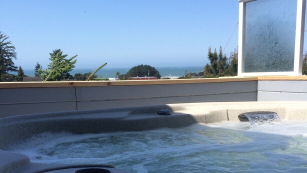 Un bain à remous avec vue sur l’océan.