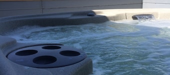 Ocean View House, gangavstand til stranden, med utendørs badestamp og Back Yard.