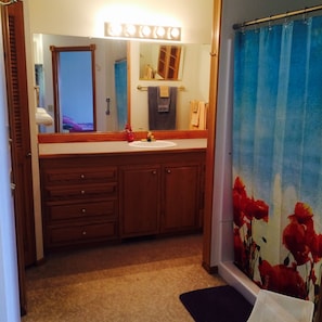 Combined shower/tub, hair dryer, towels, soap - Ocean View House, Walking distance to Beach, with Outside Hot Tub and Back Yard. (Gold Beach)