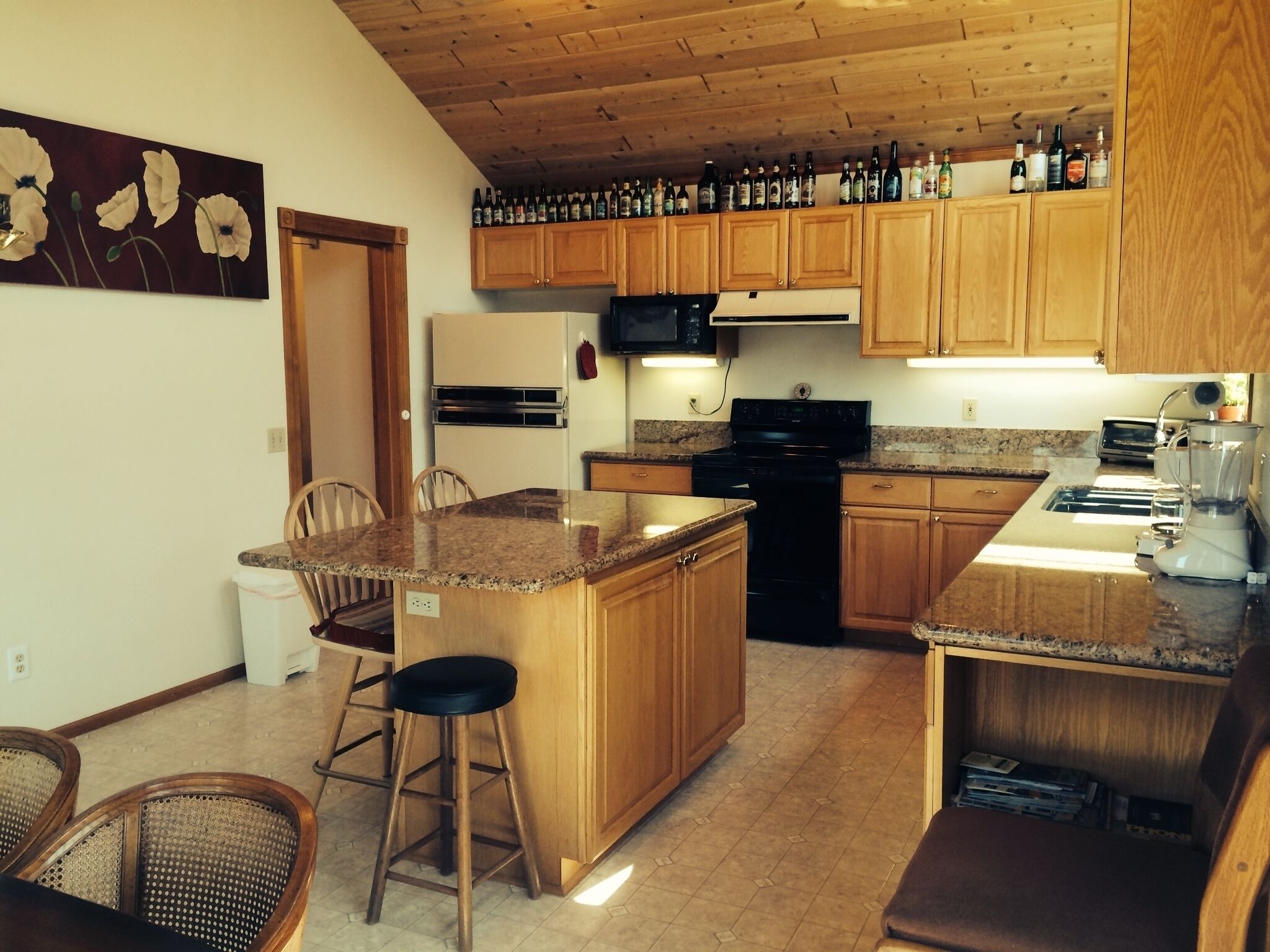 Ocean View House, Walking distance to Beach, with Outside Hot Tub and Back Yard.