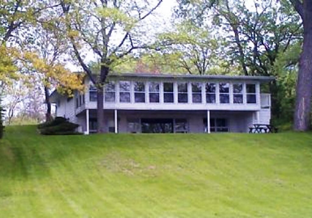 Great Views, Swimming, Fishing - Large Yard for Family Activities On the Lake!