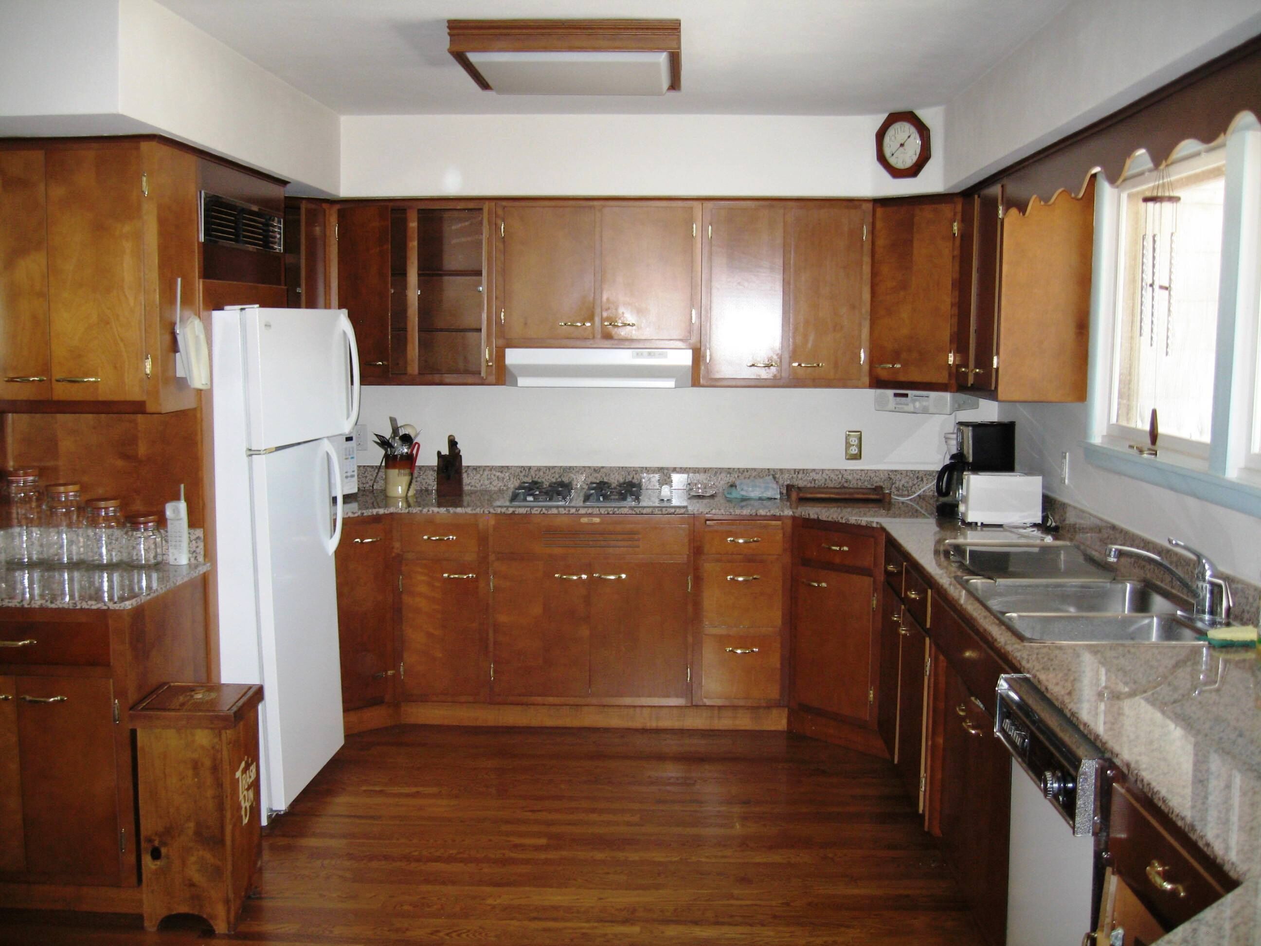 Great Views, Swimming, Fishing - Large Yard for Family Activities On the Lake!