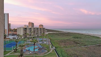 Een buitenzwembad, een verwarmd zwembad