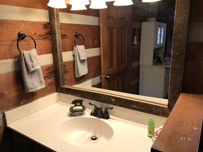 Ensemble baignoire-douche, séchoir à cheveux, serviettes fournies, savon