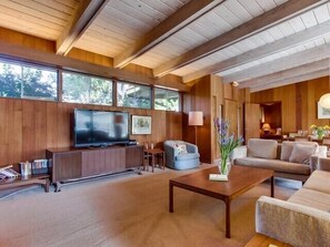 TV - Point Loma Woods with pool in beautiful mid century home. (San Diego)