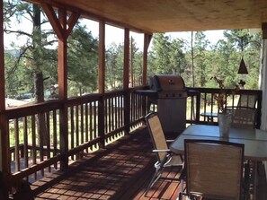 Outdoor dining - COMY, COZY COTTAGE! HOT TUB ! PETS BY APPROVAL. 
TIME TO BOOK FOR SUMMER! (Ruidoso)