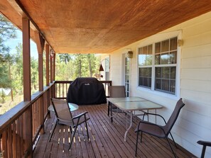 Outdoor dining - COMY, COZY COTTAGE! HOT TUB & FIREPLACE! PETS BY APPROVAL. check "pet's" to book (Ruidoso)