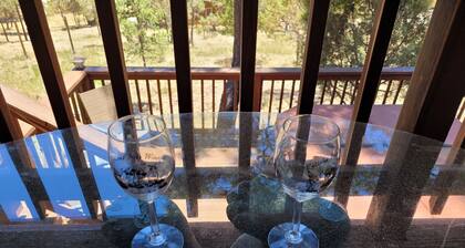 COMFY, COZY, GREAT LOCATION, FIREPLACE, DECKS, HOT TUB