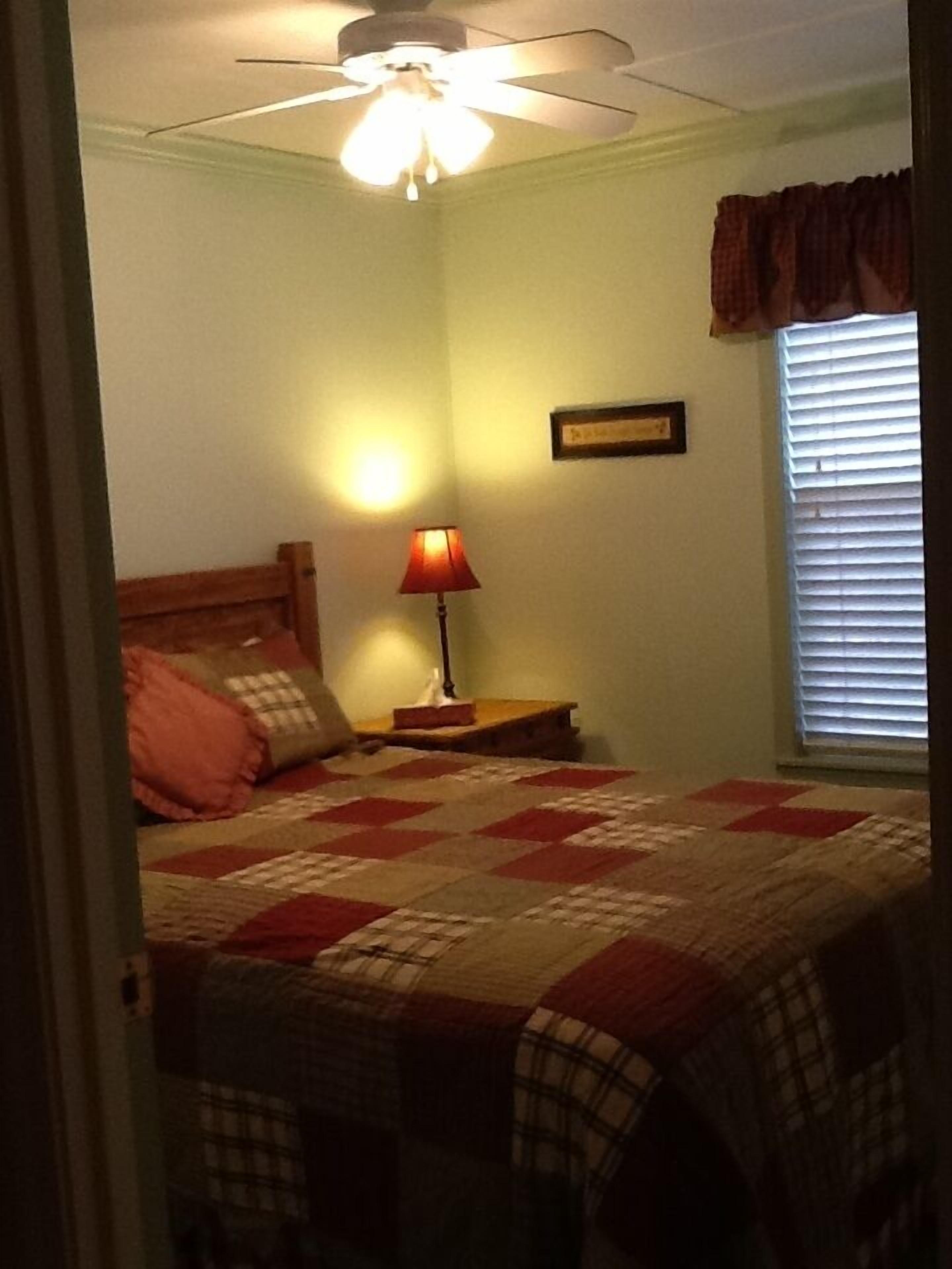 COMFY, COZY, ⛳ HOT TUB, FIREPLACE 🐕‍🦺by approval,! PEACEFUL MOUNTAIN AIR!!