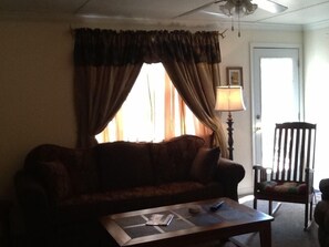 Smart TV, fireplace, books - COMY, COZY COTTAGE! HOT TUB & FIREPLACE! PETS BY APPROVAL. check "pet's" to book (Ruidoso)