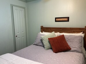 2 bedrooms, iron/ironing board, travel cot, free WiFi - COMY, COZY COTTAGE! HOT TUB ! PETS BY APPROVAL. 
BOOK NOW SUMMER'S FILLING UP! (Ruidoso)