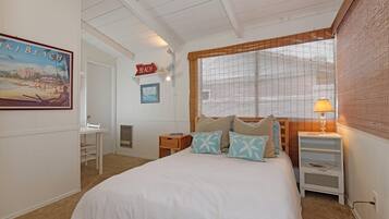 3 bedrooms, desk, iron/ironing board, travel cot